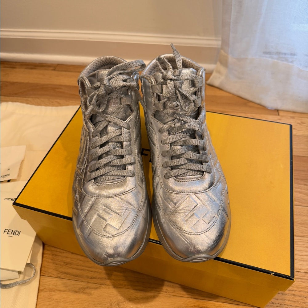 FENDI Metallic Nappa
MacroFFEmbossedHigh‎ Top Sneakers
38 Silver - Picture 7 of 12